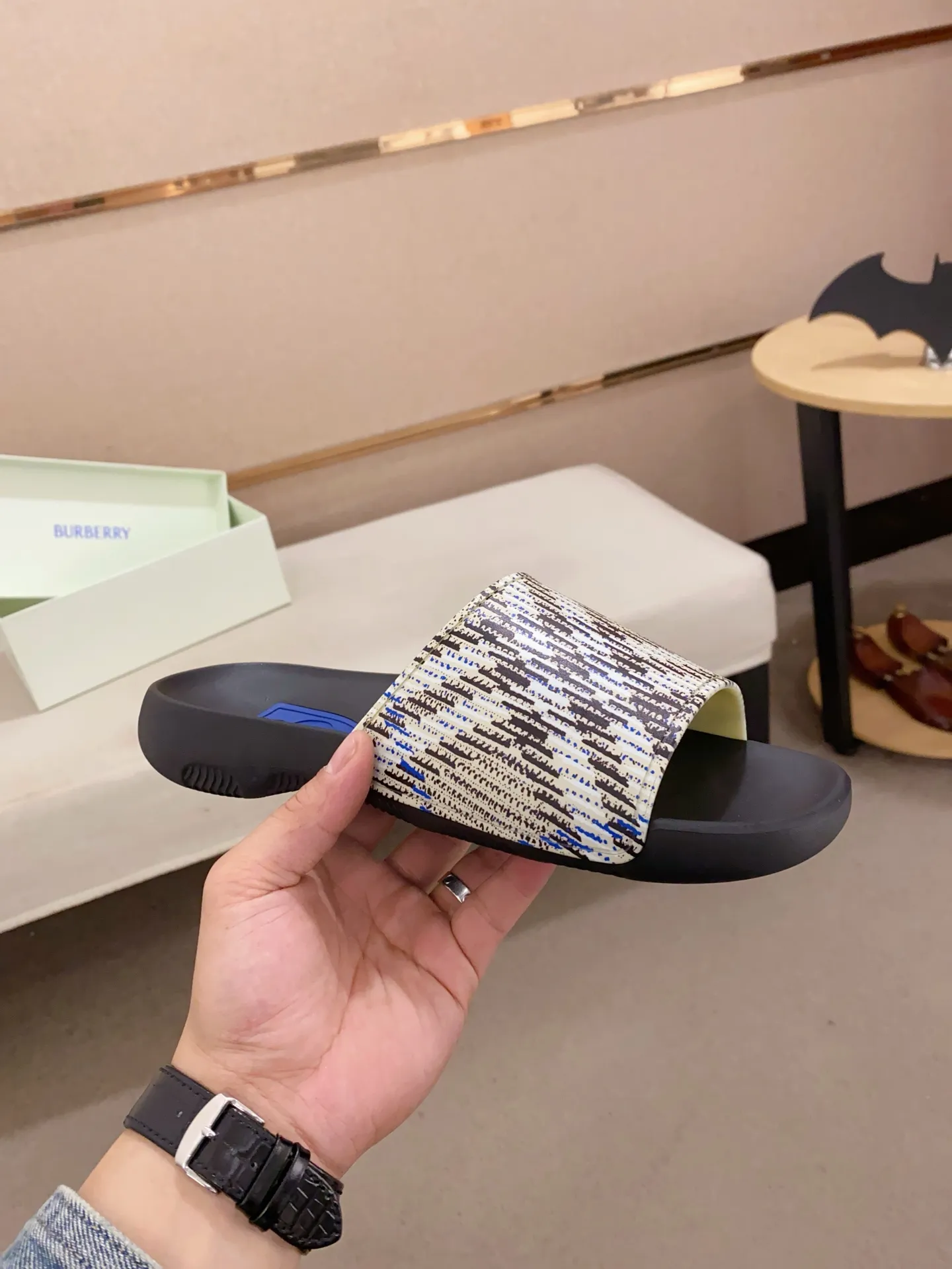 Men's shoes 💰: 320💰 [Burberry slippers] High-end men's shoes brand official website 1:1 latest masterpiece: original mold customization, the fabric is made of imported original rubber material, upgraded outsole, lighter and non-slip. The market's top quality, simple yet tasteful, a must-have for fashionistas, fashionable at your feet, full of confidence, the same style at the counter 👍The season of summer slippers is here. Code: 39-46